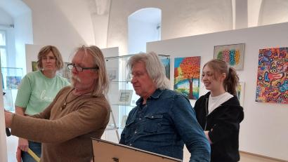 Bild: ubb
Die Mitglieder des Aufbauteams haben einen Vormittag lang im Ausstellungsraum der Laufer Wenzelburg ganze Arbeit geleistet. Eine ansprechende und hochkarätige Kunstpräsentation wurde installiert.
