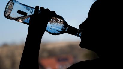 Symbolbild: Silas Stein
Ein Mann hat in Hof eine Flasche Wodka auf Ex geleert. Weil er nicht zahlen konnte, griff die Polizei ein.