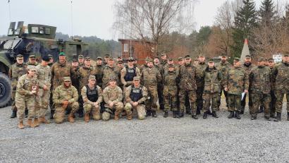 Bild: R. Kreuzer
Die Reservisten der Kreisgruppe Oberpfalz-Nord mit ihren Kameradschaften üben mit der 615th Military-Police Vilseck in Grafenwöhr.