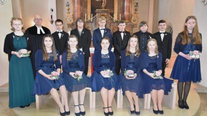 Bild: no
Sieben Mädchen und sechs Buben wurden am Sonntag Palmarum in der Kirche St. Veit in Illschwang von Pfarrer Thomas Schertel konfirmiert.