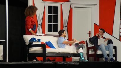 Bild: wel
Aus lauter Verzweiflung isst John (rechts) die Seite der Tageszeitung, auf der über seinen Unfall berichtet wird. Ehefrau Barbara und der Nachbar (von links) sollen das nicht lesen.