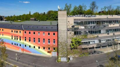 Bild: Rosenthal/exb
Hingucker seit Jahrzehnten: Das Regenbogen- und das Spiegelhaus von Rosenthal. Auch hier in der Verwaltung am Hauptsitz in Selb stehen Arbeitsplätze auf dem Spiel.
