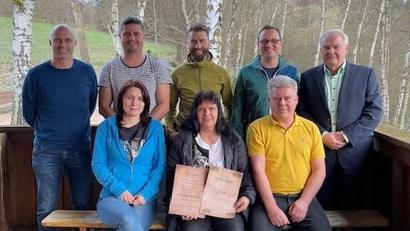 Bild: Heimatverein Altensteinreuth/exb
Die Vorstandsriege des Heimatvereins und Bürgermeister Günter Kopp (rechts) gratulierten Roswitha Waschka (Mitte sitzend) zur Auszeichnung für ihre langjährige Mitgliedschaft.