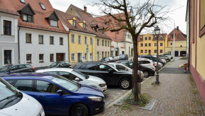Bild: Stephan Huber
Der Paulanerplatz in Amberg ist derzeit ein geteerter Parkplatz in der Altstadt. Er soll schöner und grüner werden.