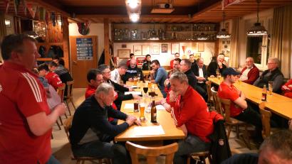 Bild: fvo
FSV-Vorsitzender Peter Sollfrank (links) bei der Jahreshauptversammlung des FSV Waldthurn im Sportheim