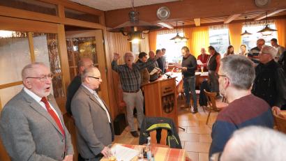 Bild: fvo
Sie treffen den richtigen Ton: Spontan stimmt Kreischorleiter Richard Waldmann bei der Kreisversammlung beim Gipfelwirt am Fahrenberg ein Lied an.