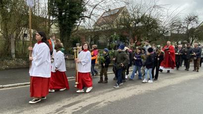 Bild: Brigitte Grimm/exb
Stolz tragen die Erstkommunionkinder ihre Palmbuschen in der Prozession zur Kirche.