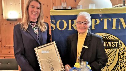 Bild: Susanne Schwab
Maria Geiss-Wittmann (rechts) ist das erste Ehrenmitglied von Soroptimist Deutschland. Die Präsidentin des Clubs Amberg-Sulzbach, Heidi Heckmann, überreichte ihr nun die Urkunde.