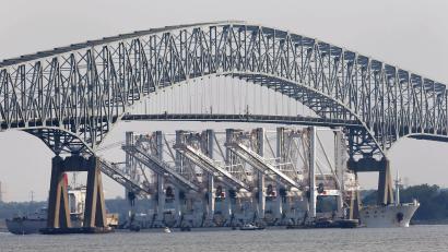 Symbolbild: Patrick Semansky/dpa
Ein Containerschiff hat eine vierspurige Autobrücke in Baltimore (USA) teilweise zum Einsturz gebracht.