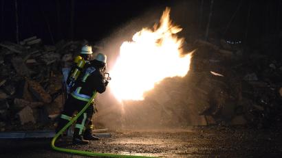 Bild: pz
Aktive der Feuerwehr Waldsassen bei einer Löschübung am "Fire-Trainer".