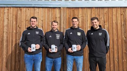 Bild: TSV Konnersreuth
Der TSV Konnersreuth zeichnete langjährige Spieler aus. Von links: Christopher Rüth, Markus Hümmer, Tobias Wenisch, 2. Vorsitzender Florian Neumann.
