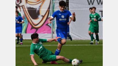 Archivbild: Nachtigall
Moritz Hügel (am Ball, im Spiel gegen Großbardorf) erzielte zwei Treffer beim 7:1-Sieg in Weißenburg.