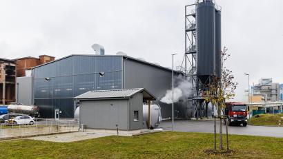 Bild: Hösamer
Rund 15.000 Tonnen getrockneter Klärschlamm fallen in der Schwandorfer Anlage an. Bislang wird er in einem Zementwerk verbrannt. Diese Praxis ist nicht mehr lange möglich.