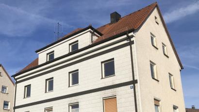 Bild: wro
Das gemeindeeigene Mehrfamilienwohnhaus Marienstraße 36 wird saniert und bekommt auch eine schönere Fassade. Um die bevorstehende Maßnahme stemmen zu können, wurden 400.000 Euro im Gemeinde-Haushalt angesetzt.