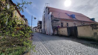 Bild: kaz
Ab Dienstag, 2. April, ist die Trautenbergstraße im Bereich der Hausnummern 8 bis 12 für den Verkehr gesperrt. Grund sind Arbeiten am Lenbzbräu-Gebäude.