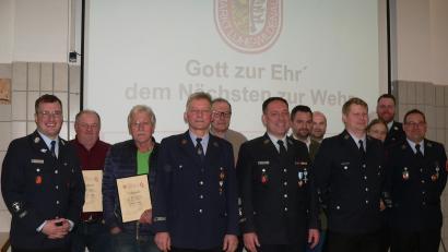 Bild: mh
Der bisherige Kommandant Daniel Müller (Sechster von links) wird für 18 Jahre Führungstätigkeit mit dem Bayerischen Feuerwehrehrenkreuz Silber am Band ausgezeichnet. Johann Kick (Vierter von links) wird als erster Luher Feuerwehrmann mit 50 Jahren aktiver Dienstzeit besonders geehrt.