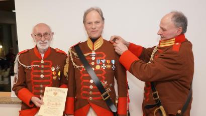 Bild: fvo
Oberst Jürgen Völkl (Mitte) ist Schützenmeister des Jahres 2024 der „Historisch Hochfürstlich Lobkowitzischen Grenadiergarde der Gefürsteten Grafschaft Sternstein“. Kommandant Alois Krichenbauer (rechts) heftet dem zielsicheren Schützen die Schützenkordel an - mit dabei Korporal Helmut Gollwitzer (links).