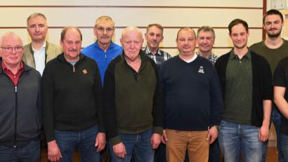 Bild: gf
Die Verantwortung in der Teilnehmergemeinschaft Karmensölden ist auf viele Schultern verteilt. Unser Bild zeigt (von links) Oberbürgermeister Michael Cerny, Konrad Schuller, Landtagsabgeordneten Harald Schwartz, Christoph Nowak, Vorsitzenden Georg Strobl, Alfons Erras, Albert Wilhelm, Zweiten Vorsitzender Norbert Schwarz, Josef Eichenseer sen., Josef Eichenseer jun., Jonas Kummer und Matthias Walz.