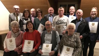 Bild: mma
Für 20 bis 50 Jahre Treue ehren die Hahnbacher Wanderfreunde einige Mitglieder. Mit ihnen freuten sich die Vorsitzende Annemarie Graf (stehend, Vierte von links), Altbürgermeister Hans Kummert (links) und Zweiter Bürgermeister Georg Götz (Fünfter von links).