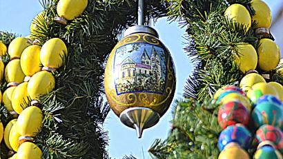 Bild: hcz
Vier große Straußeneier sind Teil des Osterschmucks am Brunnen am Oberen Markt in Weiden.