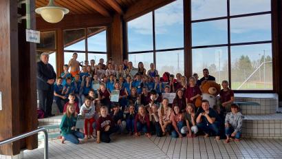 Bild: rbg
Bei den größeren Schulen konnte sich die Grundschule Tirschenreuth (obere Reihe) vor den Schulen aus Waldsassen, Mitterteich, Ebnath-Neusrg und Erbendorf durchsetzen. Tirschenreuths Zweiter Bürgermeister Peter Gold (links) gratulierte.