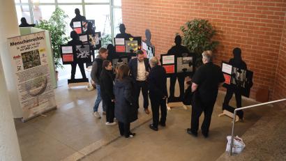 Bild: Stadt Weiden/Pressestelle/exb
Im Wartebereich des Weidener Rathaus ist eine Wanderausstellung zum Thema "Menschenrechte" zu sehen.