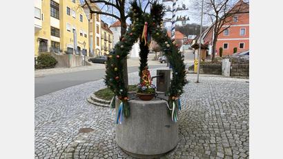 Bild: Josef Glas
Mit geschickten Händen fertigen Mitglieder des Siedlerbunds den Osterbrunnen. Auch in diesem Jahr schmückt eine Osterkrone den Marktplatz in Tännesberg.