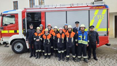 Bild: FFW Freudenberg-Wutschdorf/exb
Aktive der Feuerwehr Freudenberg-Wutschdorf stellten sich einer Leistungsprüfung (von links): Kreisbrandinspektor Armin Daubenmerkl, Johanna Zitzmann, Dominik Graf, Maria Piehler, Jakob Ries, Laura Böhm, Amelie Hahn, Benno Riß, Michael Schatz, Kommandant Peter Meßmann, Gruppenführer Martin Plößl, Fachkreisbrandmeister und stellvertretender Kommandant Alexander Zeitler.