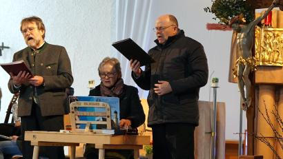 Bild: nib
Peter Müller, Hildegard Islinger und Ulrich Blank (von links) treten als "Sie und döi Zwoa" auf und bereichern das Passionssingen.