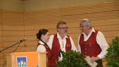 Bild: bey
Lucia Windschiegl und Wilhelm Trisl (von links) verabschieden offiziell Siegfried Gleißner in die "musikalische Altersteilzeit".
