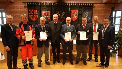 Bild: Stadt Weiden/Pressestelle/exb
Freuen sich gemeinsam über die Ehrungen: Bürgermeister Reinhold Wildenauer, Dr. Tobias Müller, Johann Pausch, Bürgermeister Lothar Höher, Roland Riedlbauer, Andreas Diel, Johann Ram und Oberbürgermeister Jens Meyer (von links).