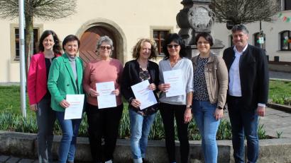 Bild: Christiane Mandl/exb
Bürgermeister Edgar Knobloch, FU-Vorsitzende Susanne Schnabel (von rechts) und FU-Kreisvorsitzende Susanne Reithmayer (links) nehmen bei der Jahreshauptversammlung der Grafenwöhrer Frauen-Union die Ehrungen vor.