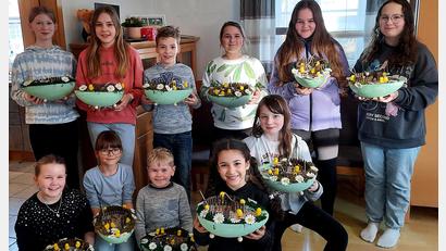 Bild: R. Kreuzer
Das Ergebnis des Bastelnachmittags zu Ostern kann sich sehen lassen: Stolz zeigen die Mädchen und Buben ihr gebautes halbes Ei.
