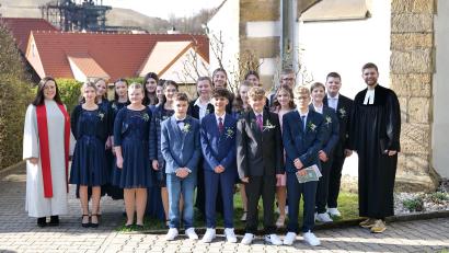 Bild: Susanne Wolf/exb
Diakonin Bettina Kopp und Pfarrer Daniel Götzfried mit den 19 Konfirmierten in Rosenberg.