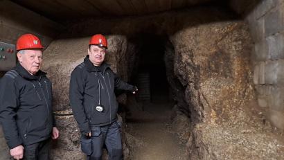 Bild: gis
Bauingenieur Rudolf Elvers und Betriebsleiter Thomas Zutter (von links) zeigen den Weg hinein in handgeschlagene, über 500 Jahre alte Stollen.