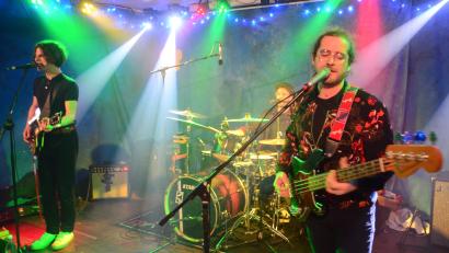 Bild: Kunz
"Noisepollution Rockrevue" bringen Kultsongs der Rockgeschichte auf die "Live-Stage" in Weiden – und begeistern damit das Publikum.