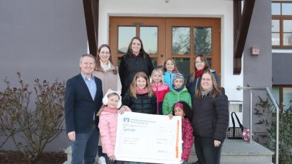 Bild: Sabine Schefter/exb
Spendenübergabe in Letzau. Der Erlös des Basar wird für ein neues Spielgerät auf einem Spielplatz in Letzau verwendet.
