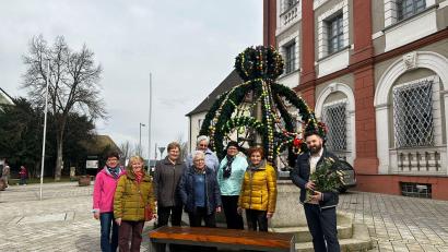 Bild: Ramona Herrmann/exb
Marianne Lebegern, Gabi Fröhlich, Elisabeth Schmid, Christa Schmidberger, Sieglinde Lang, Meta Fichtner, Angela Schmal und Bürgermeister Sebastian Dippold stehen stolz vor dem Osterbrunnen am Stadtplatz in Neustadt/WN.