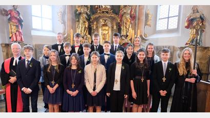 Bild: le
Die evangelische Kirchengemeinde St. Johannes Baptista stand am Palmsonntag ganz im Zeichen der Konfirmation von 16 jungen Christen aus Floß und 2 aus Flossenbürg.