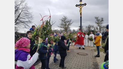 Bild: gi
Die Palmenweihe fand heuer am Friedhofskreuz bei windigem Wetter statt. Anschließend führte die Palmprozession bei Regen zur Wieskirche zum Gottesdienst mit Lesung der Leidensgeschichte nach Markus.