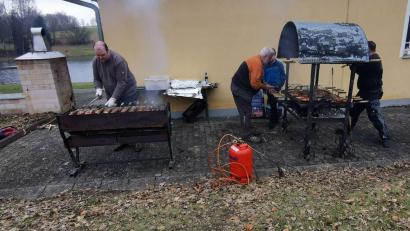 Bild: gz
Am Karfreitag heißt es für die Mitglieder des Fischereivereins den Grill und die Räucherkammer anheizen.