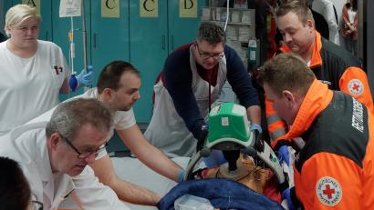 Archivbild: tr
Das Tirschenreuther Krankenhaus meldet sich von der rettungsdienstlichen Versorgung ab Gründonnerstag ab. Die Notaufnahme (hier bei einer Übung 2019) hat in der bisherigen Form ausgedient. Seit Montag läuft nun aber ein Bürgerbegehren, das einen Bürgerentscheid gegen die Einschnitte erwirken soll.