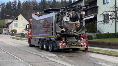 Bild: Josef Glas
Ein Spülfahrzeug sorgt für ein freies Kanalnetz in Tännesberg.