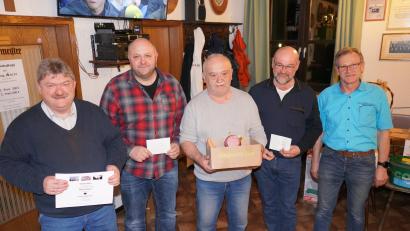 Bild: fvo
Hans-Peter Reil, Gewinner Stefan Kellner, Herbert Beimler, Alois Hafner und Siedlerchef Ludwig Eger (von links) freuen sich über die guten Ergebnisse beim Preisschafkopf.