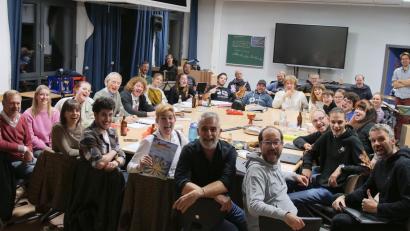 Bild: Maximilian Hegner/exb
Spamelot wird eine Herausforderung: Im Bild das gesamte Team bei der Leseprobe.