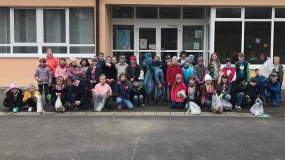 Bild: Grundschule Bad Neualbenreuth/exb
Jede Menge Müll und Unrat sammelten die Mädchen und Buben der Grundschule Bad Neualbenreuth auf einer Ramadama-Tour kurz vor den Osterferien ein.