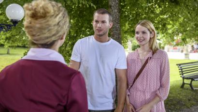Bild: Christof Arnold/ARD
In dieser Spielszene aus "Sturm der Liebe" ist Julia Gruber (rechts) in ihrer Rolle als "Amelie Limbach" mit ihren Kollegen Florian Frowein ("Tim Saalfeld") und Léa Wegmann ("Franzi Krummbiegl") zu sehen. Seit April gehört die Teunzerin zum Ensemble der seit 2005 ausgestrahlten Telenovela.
