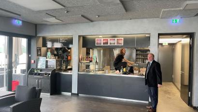 Bild: phs
Hinter der Theke wird bereits abgebaut. In der Cafeteria der OTH Weiden stehen die Zeichen auf Abschied. Wolfgang Weber (rechts) freut sich aber auf den Neubeginn an gleicher Stelle. Das Hochschulcafé soll einem mulitifunktionalen Studentenhaus weichen.