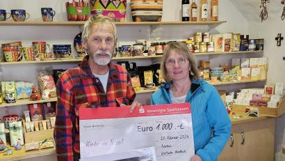 Bild: Bärbel Eichenmüller/exb
Martina Heberl und Thomas Knauber bei der Spendenübergabe im Weltladen.