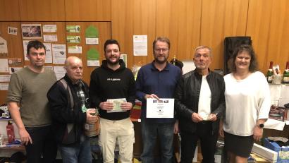 Bild: fz
Tobias Schmucker (Dritter von links) aus Schirmitz gewinnt den Preisschafkopf in Irchenrieth. .